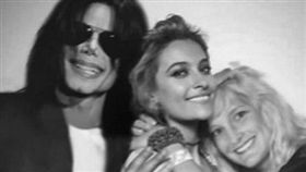 麥克傑克森與愛女同框，網友驚呼怎麼可能。（圖／翻攝自麥可傑克森、芭莉絲傑克森twitter)