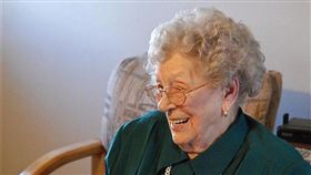 老人,銀髮族,笑,開心（圖／攝影者KOMUnews，Flickr CC License）
https://www.flickr.com/photos/komunews/6278838750/in/photolist-ayQG1w-fjygkK-ieYKCE-4uuf9S-dEB4jF-4xqd1G-4NSi9r-FqYcHn-fjygca-6fAf5g-BL5gkt-8k43K5-EGpXo-PGmG5-9oM61V-bn6ork-BM6n1-eisv4p-5pcsKc-e6oyz8-dVZCBc-4fvCha-afeZbc-8W5P1a-jKaio-nE27FD-8g53Pi-9aQQjK-o6kKcC-5YZpu6-aznJgL-5YZpvK-4YbmtQ-75vUNQ-65Xo19-2dRcu-7zyoy9-nFciM7-AwGRd4-6myAPV-9Kw4mP-9rRjpr-8yNL5i-5fBxq7-8E9EMf-7fPtNw-2zYTJB-4eHYnC-iwsdNn-3inB7b