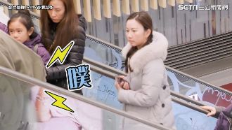 放屁噴煙嚇壞路人！媽媽急幫孩子摀鼻