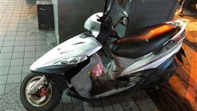 一名女網友日前騎車載朋友時，她的機車車台突然斷掉，所幸2人都平安無事，女網友無奈地說「好多人在看，丟臉死了」。其他網友看到後，紛紛直呼太可怕，不過仍有網友搞笑說「水上摩托車最新概念耶！」（圖／翻攝自爆廢公社）