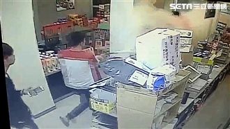 超商成格鬥場！男被圍毆持滅火器猛噴