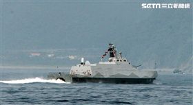 沱江艦對敵船實施飽和攻擊。（記者邱榮吉/蘇澳拍攝）