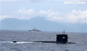 海龍潛艦對敵艦實施潛射魚叉飛彈攻擊後浮出水面。（記者邱榮吉/蘇澳拍攝）