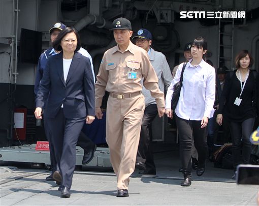 總統蔡英文（13日）赴蘇澳海軍基地，登艦出海視導國軍操演。（記者邱榮吉/蘇澳拍攝）