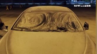 停車場颳「沙塵暴」　名車慘遭吃土