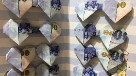 不少人收到另一半送的生日禮物都會非常開心，有一名女網友日前收到男友摺的16顆千元鈔票的愛心，她非常開心也覺得很實際。其他網友看到後相當羨慕，甚至還有網友笑虧「別人的男朋友從沒讓我失望過！」（圖／翻攝自爆廢公社）