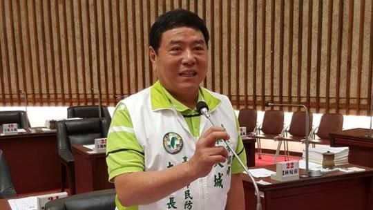 好大膽！2男在餐廳門口突襲高市議員
