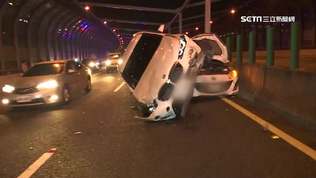 BMW疑未注意路況　撞警車爬轎車頂