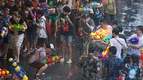 泰國潑水節狂歡（3）泰國潑水節13日正式展開，在封路的曼谷市席隆路，民眾以水槍相互噴水玩樂。中央社記者劉得倉曼谷攝　107年4月13日