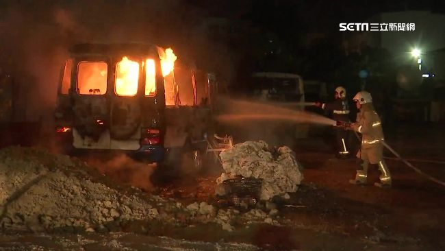 高雄廢棄巴士半夜突起火　警疑不單純