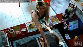 高雄,新興區,五福二路,飲料店,店員,襲胸,性騷擾(圖／翻攝自爆料公社)