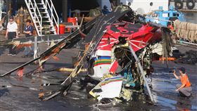 黑鷹直升機殘骸返高　飛安會檢查（2）空勤總隊黑鷹直升機2月5日執行任務在蘭嶼海域失事墜海，寶拉麗絲號打撈部分機體殘骸交由平台船，13日下午運抵高雄高科大旗津校區碼頭。為免殘骸受殘留海水侵蝕，先以水柱清洗後，飛安會專業人員就地進行檢查。中央社記者董俊志攝　107年4月13日