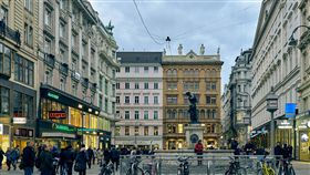 維也納
https://www.flickr.com/photos/pedrosz/40614331181/in/photolist-24SX4Fk-FoSN6v-219kzoV-6PQz8c-21naNZ9-Kjh5Sa-Kby9x2-Eq3pyt-21r2jeF-buxw5P-DXUp7W-CXBv4A-qkDFCN-TZScto-D4wF4q-GbBeGG-231TC4M-Ewr9LE-bv