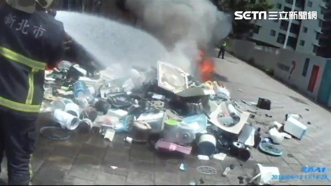 貨車車斗突竄火　駕駛狂按喇叭示警