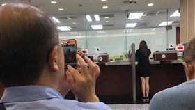 銀行,長腿妹,櫃台,合照,偷拍（圖/翻攝自爆廢公社）