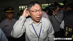 台北市長柯文哲前往市議會進行施政報告，遇到國民黨議員率領民眾抗議。 圖／記者林敬旻攝