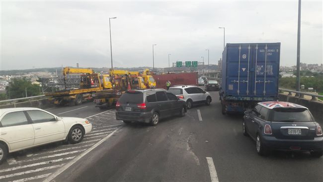 貨櫃車失控翻覆　彰化系統僅路肩通行