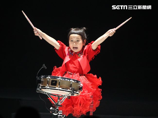 萬芳出道28年第一次小巨蛋開唱「時間仍然繼續在走｣演唱會。（記者邱榮吉/攝影）