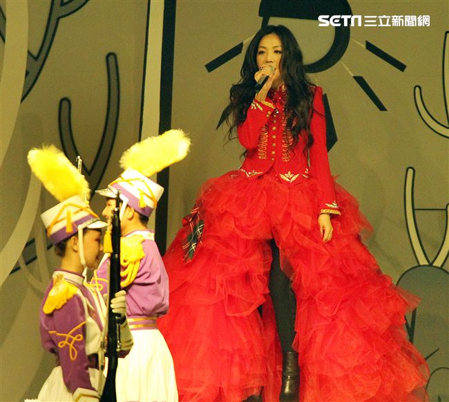 萬芳出道28年第一次小巨蛋開唱「時間仍然繼續在走｣演唱會。（記者邱榮吉/攝影）