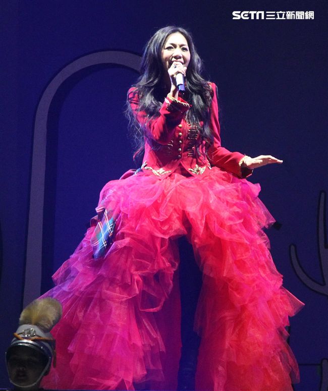萬芳出道28年第一次小巨蛋開唱「時間仍然繼續在走｣演唱會。（記者邱榮吉/攝影）
