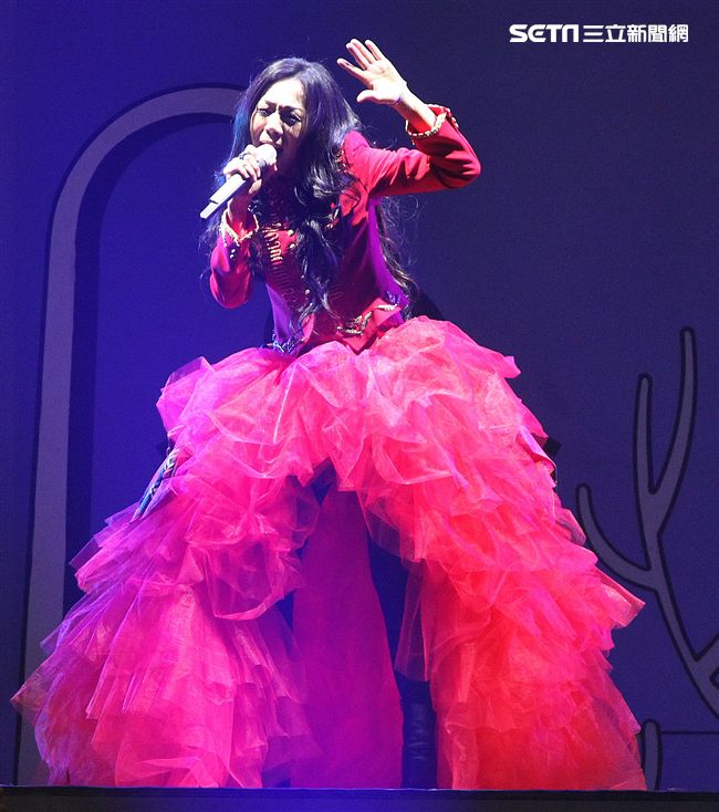 萬芳出道28年第一次小巨蛋開唱「時間仍然繼續在走｣演唱會。（記者邱榮吉/攝影）