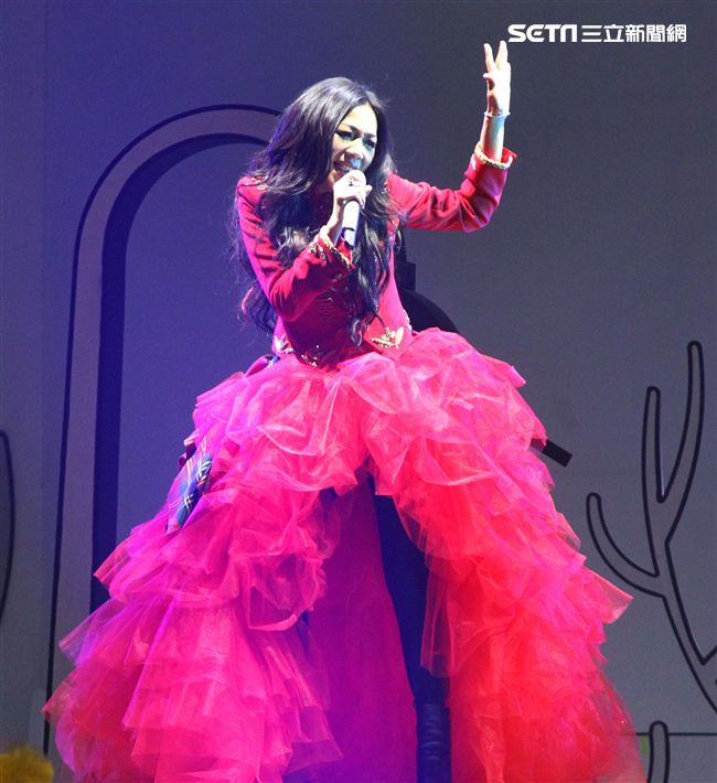 萬芳出道28年第一次小巨蛋開唱「時間仍然繼續在走｣演唱會。（記者邱榮吉/攝影）