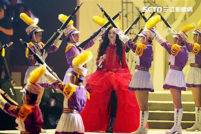 萬芳出道28年第一次小巨蛋開唱「時間仍然繼續在走｣演唱會。（記者邱榮吉/攝影）