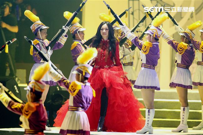 萬芳出道28年第一次小巨蛋開唱「時間仍然繼續在走｣演唱會。（記者邱榮吉/攝影）