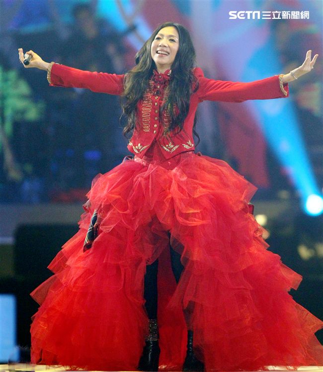 萬芳出道28年第一次小巨蛋開唱「時間仍然繼續在走｣演唱會。（記者邱榮吉/攝影）