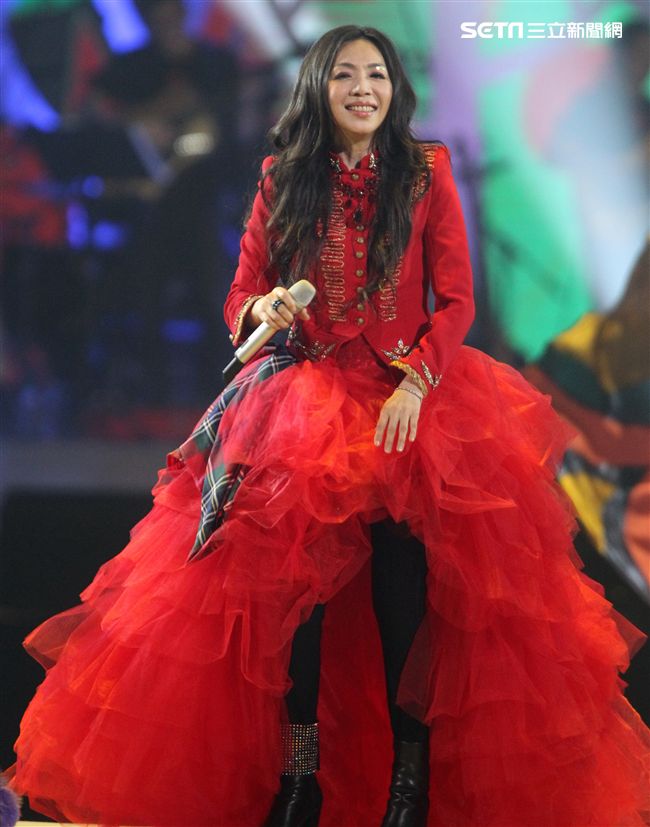 萬芳出道28年第一次小巨蛋開唱「時間仍然繼續在走｣演唱會。（記者邱榮吉/攝影）