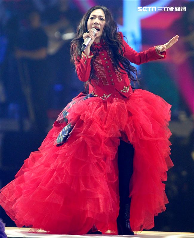 萬芳出道28年第一次小巨蛋開唱「時間仍然繼續在走｣演唱會。（記者邱榮吉/攝影）