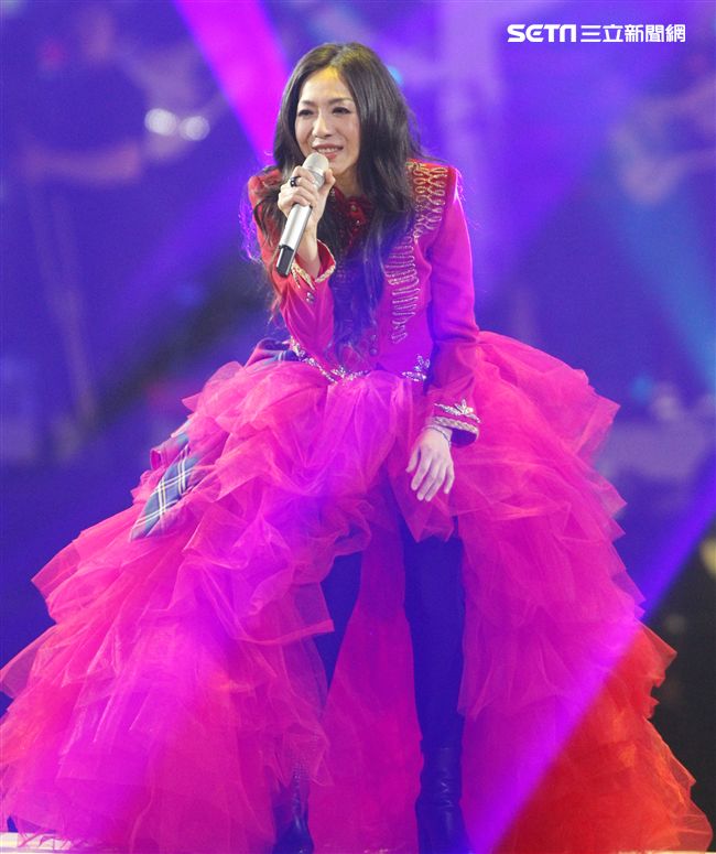 萬芳出道28年第一次小巨蛋開唱「時間仍然繼續在走｣演唱會。（記者邱榮吉/攝影）