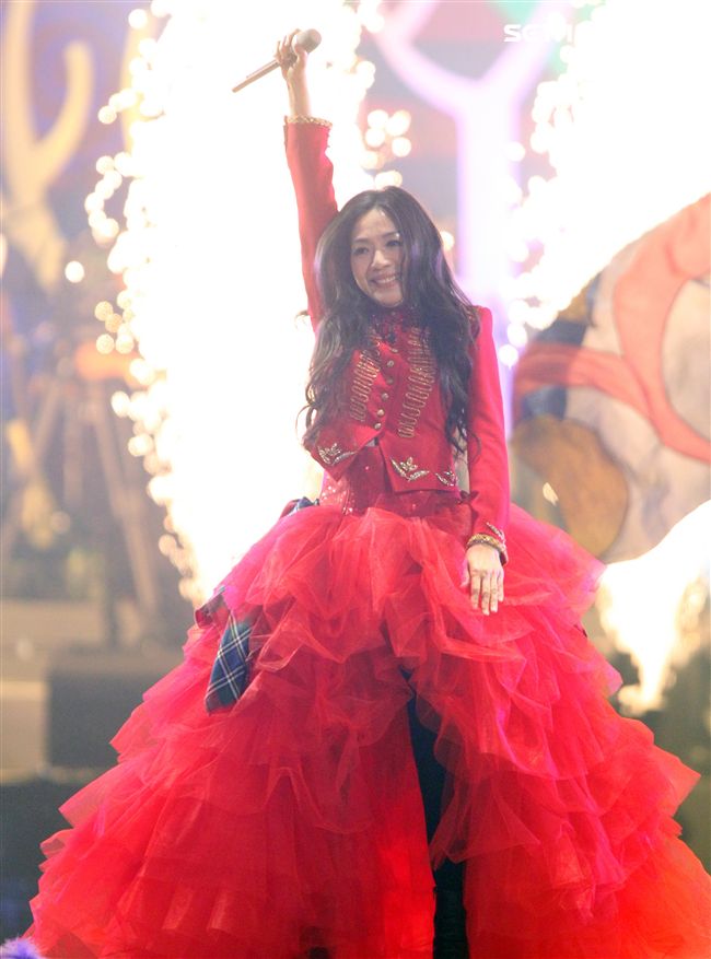 萬芳出道28年第一次小巨蛋開唱「時間仍然繼續在走｣演唱會。（記者邱榮吉/攝影）