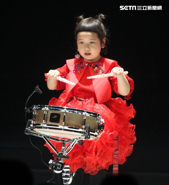 萬芳出道28年第一次小巨蛋開唱「時間仍然繼續在走｣演唱會。（記者邱榮吉/攝影）