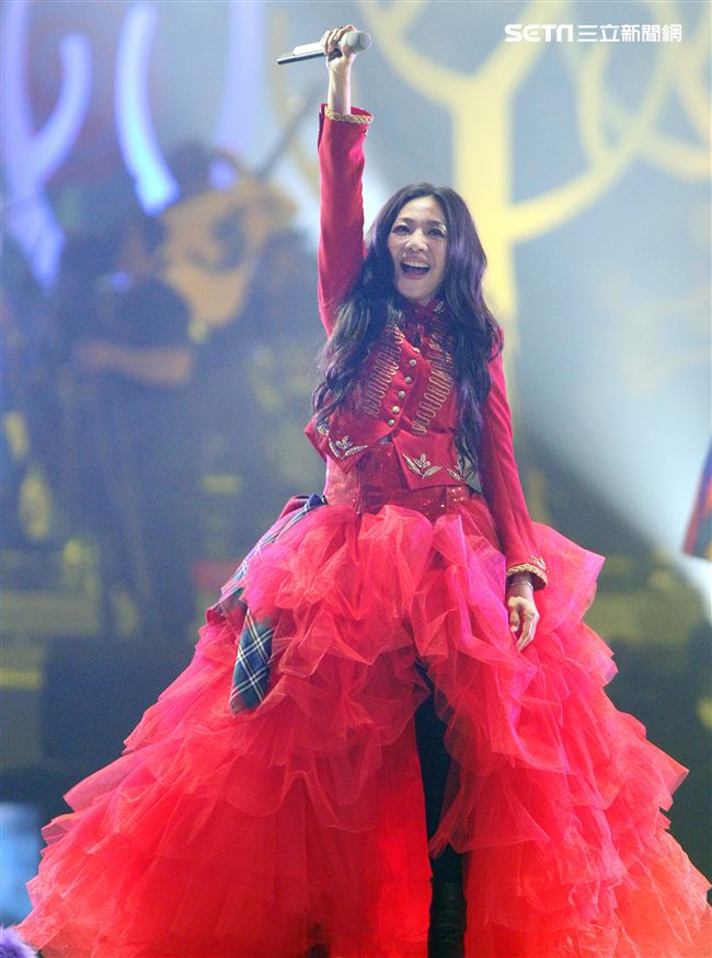 萬芳出道28年第一次小巨蛋開唱「時間仍然繼續在走｣演唱會。（記者邱榮吉/攝影）