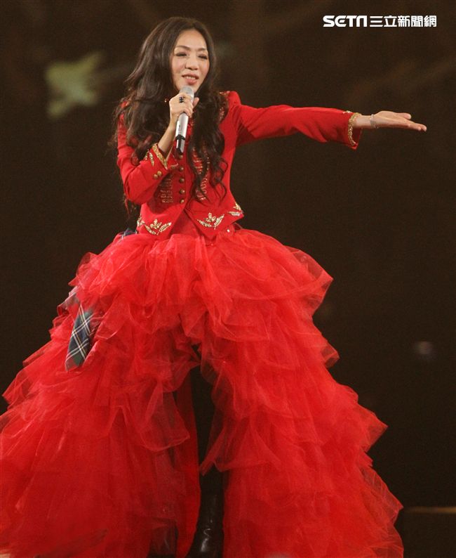 萬芳出道28年第一次小巨蛋開唱「時間仍然繼續在走｣演唱會。（記者邱榮吉/攝影）