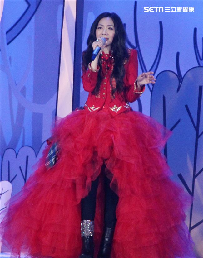 萬芳出道28年第一次小巨蛋開唱「時間仍然繼續在走｣演唱會。（記者邱榮吉/攝影）