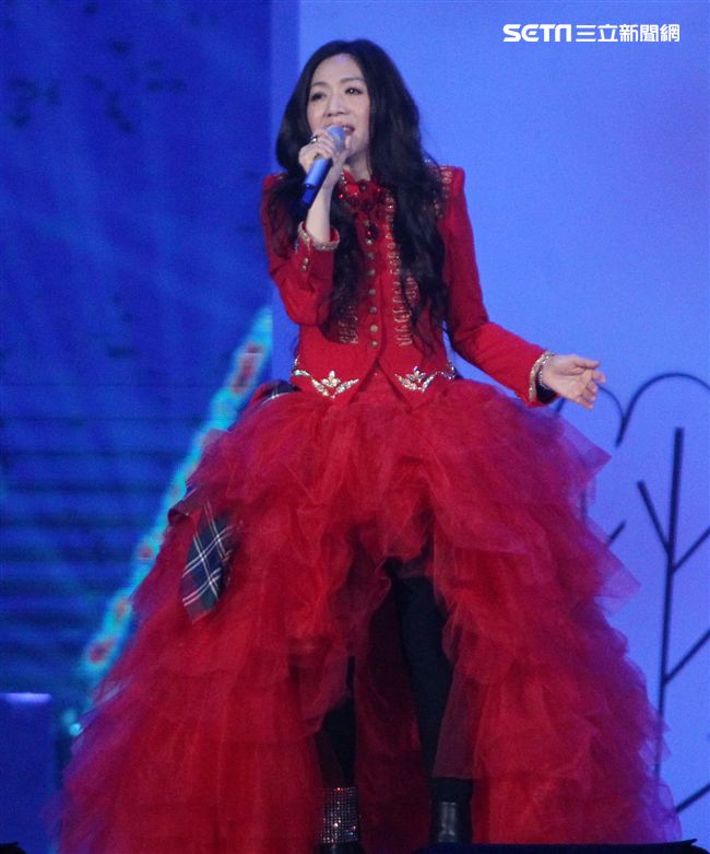 萬芳出道28年第一次小巨蛋開唱「時間仍然繼續在走｣演唱會。（記者邱榮吉/攝影）