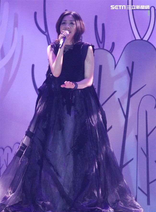 萬芳出道28年第一次小巨蛋開唱「時間仍然繼續在走｣演唱會。（記者邱榮吉/攝影）