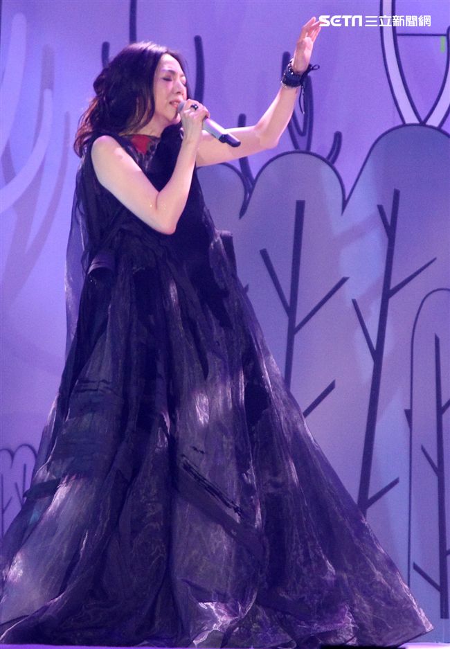 萬芳出道28年第一次小巨蛋開唱「時間仍然繼續在走｣演唱會。（記者邱榮吉/攝影）