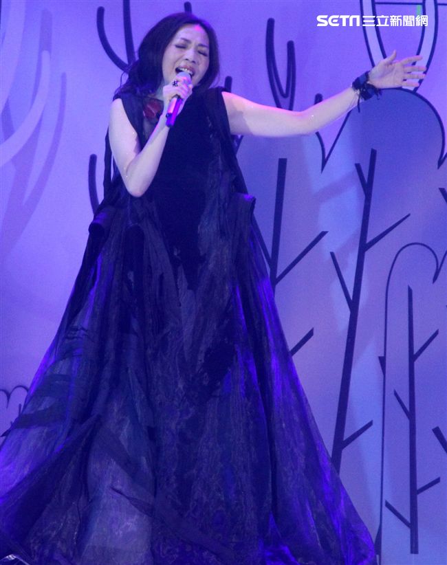 萬芳出道28年第一次小巨蛋開唱「時間仍然繼續在走｣演唱會。（記者邱榮吉/攝影）