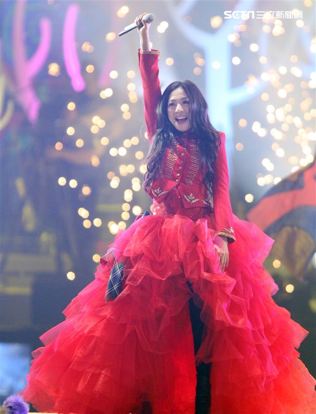 萬芳出道28年第一次小巨蛋開唱「時間仍然繼續在走｣演唱會。（記者邱榮吉/攝影）