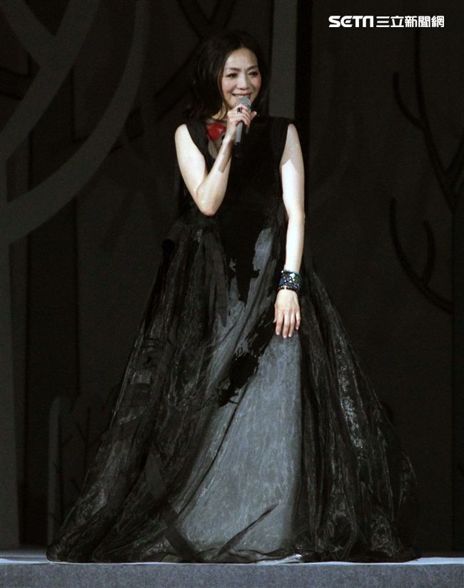 萬芳出道28年第一次小巨蛋開唱「時間仍然繼續在走｣演唱會。（記者邱榮吉/攝影）