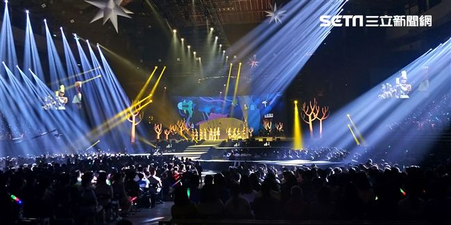 萬芳出道28年第一次小巨蛋開唱「時間仍然繼續在走｣演唱會。（記者邱榮吉/攝影）