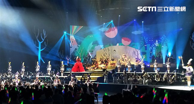 萬芳出道28年第一次小巨蛋開唱「時間仍然繼續在走｣演唱會。（記者邱榮吉/攝影）