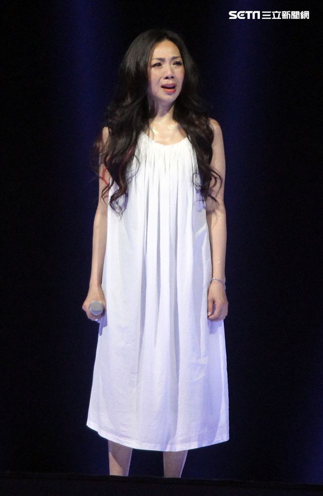 萬芳出道28年第一次小巨蛋開唱「時間仍然繼續在走｣演唱會。（記者邱榮吉/攝影）