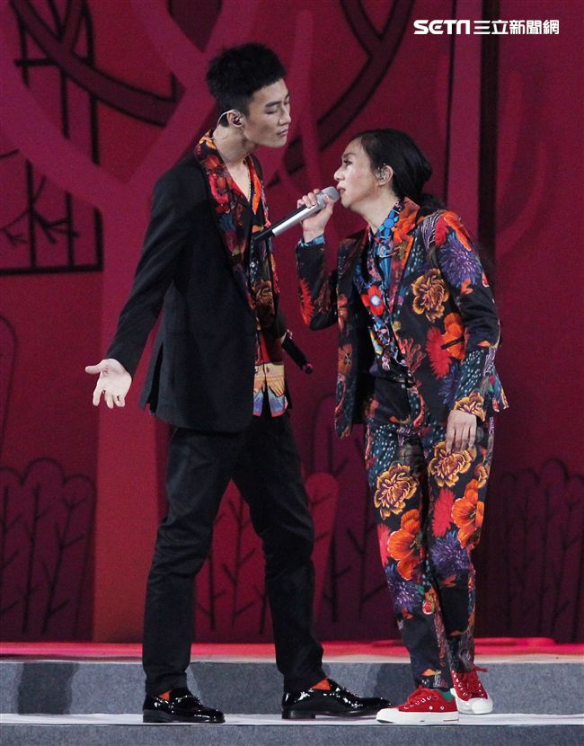 萬芳、特別來賓李英宏合唱愛情限時信。（記者邱榮吉/攝影）