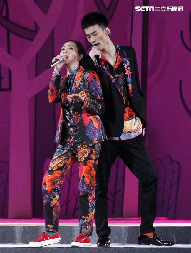 萬芳、特別來賓李英宏合唱愛情限時信。（記者邱榮吉/攝影）