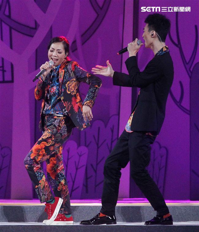 萬芳、特別來賓李英宏合唱愛情限時信。（記者邱榮吉/攝影）