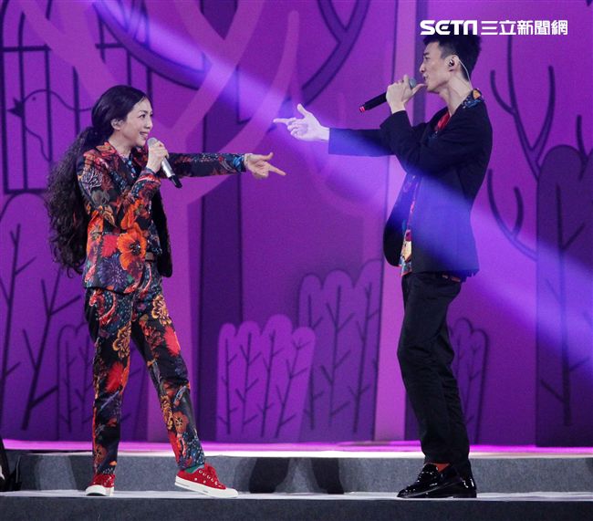 萬芳、特別來賓李英宏合唱愛情限時信。（記者邱榮吉/攝影）